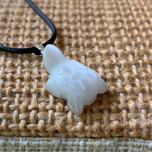 Shimmering White Cat's Eye Fiber Optic Glass Turtle Pendant Necklace Adjustable - Picture 9 of 11